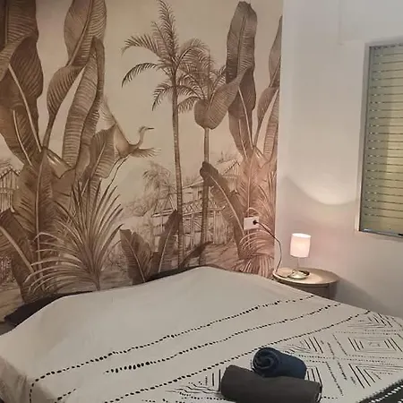 A 250m De La * بينالماذينا